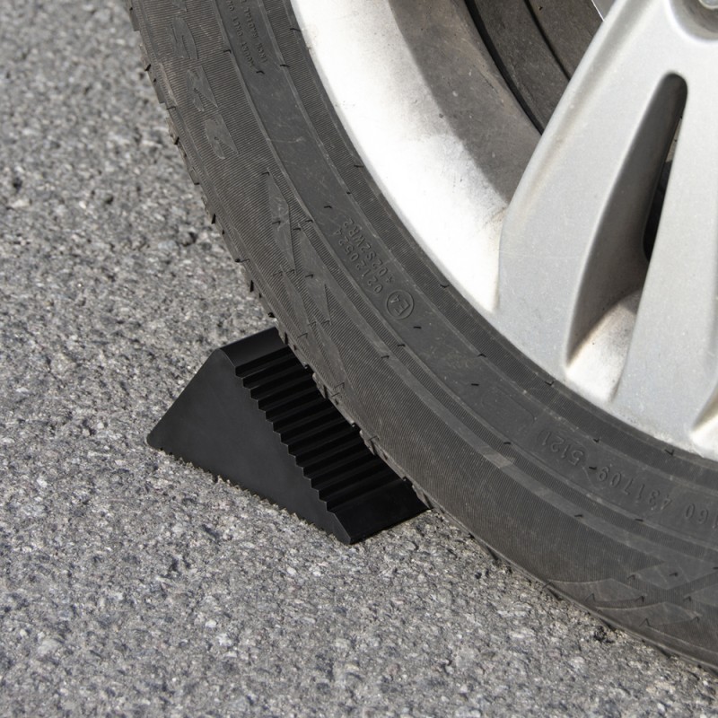 WDK-88001  Противооткатные упоры резиновые. Комплект 2шт. Размеры 105х75х75 мм. Вес 0,66 кг., WiederKraft