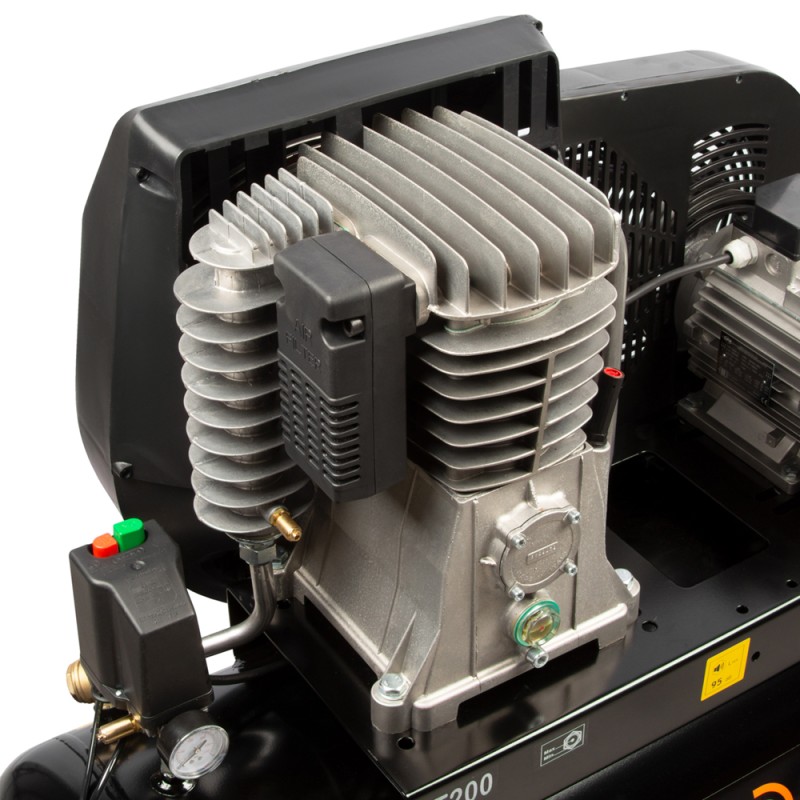 WDK-92060 Масляный поршневой компрессор с ременным приводом 606 л/мин, 11 бар, 200 л, WiederKraft WDK-92060 Масляный поршневой компрессор с ременным приводом 606 л/мин, 11 бар, 200 л, WiederKraft